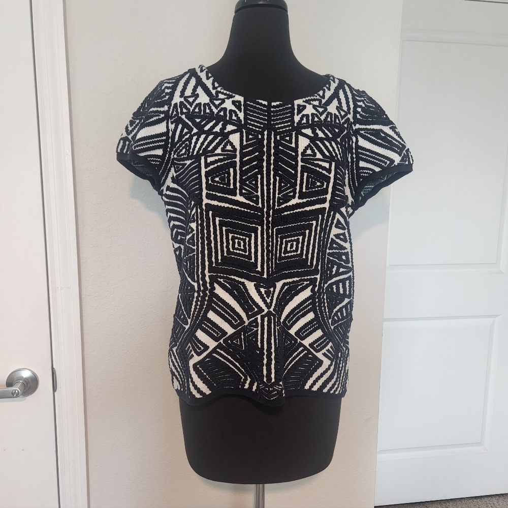 Moth Black and White Geometric Short Sleeve Top